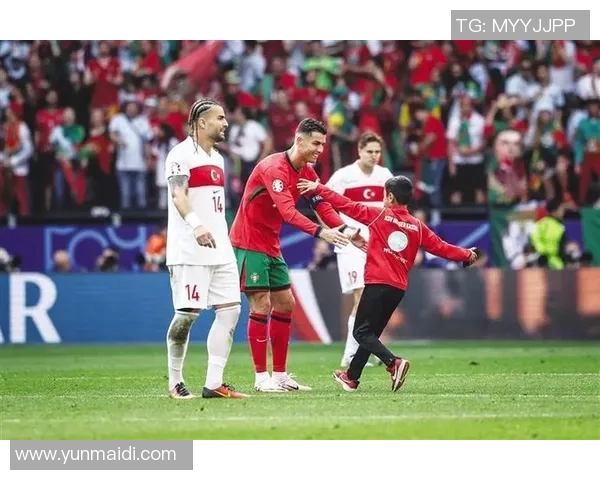 欧冠赛场惊现奇葩事件球迷冲入场内抢夺C罗球衣引发热议